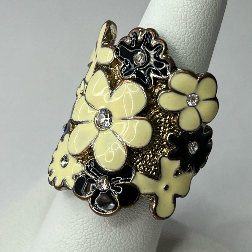 Unique - Black & White Enamel Daisy Flower and Rhinestone Ring